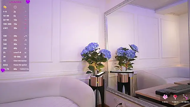 Snapshot of elasummer chatting on 03.03.25 elasummer online show from 03.03.25