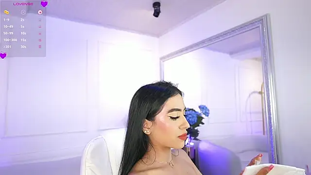 Snapshot of elasummer chatting on 03.22.25 elasummer online show from 03.22.25