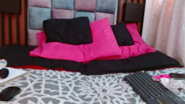 Snapshot of Saraa-restrepo chatting on 02.28.25 Saraa-restrepo online show from 02.28.25