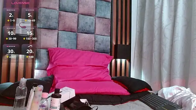 Snapshot of Saraa-restrepo chatting on 03.04.25 Saraa-restrepo online show from 03.04.25