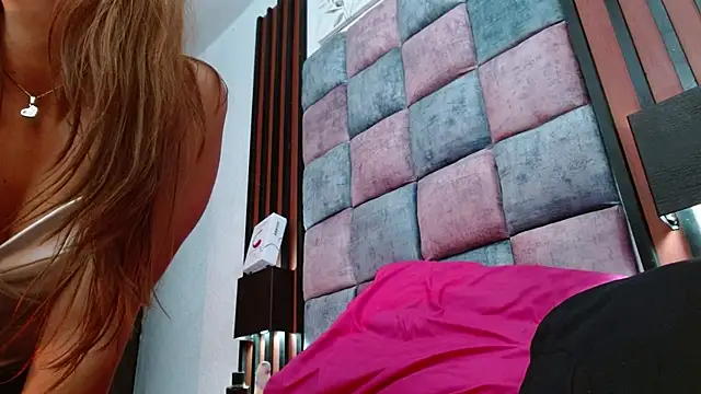 Snapshot of Saraa-restrepo chatting on 03.08.25 Saraa-restrepo online show from 03.08.25