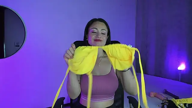 Snapshot of SaraMilf_69 chatting on 03.01.25 SaraMilf 69 online show from 03.01.25