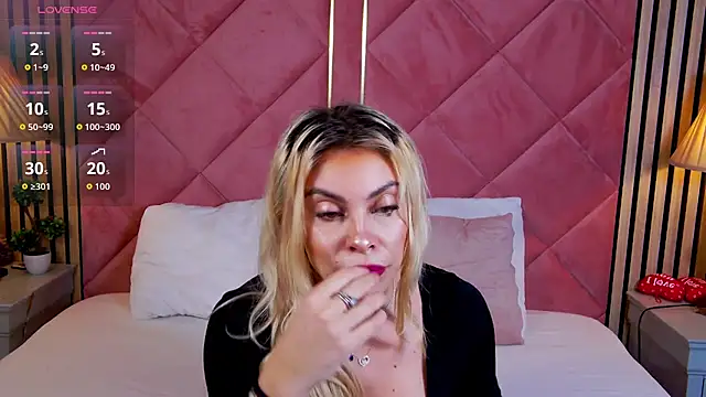 Snapshot of LaraAddison chatting on 09.27.25 LaraAddison online show from 09.27.25