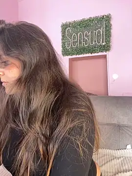 Snapshot of PoliBenett_ chatting on 01.06.25 PoliBenett online show from 01.06.25