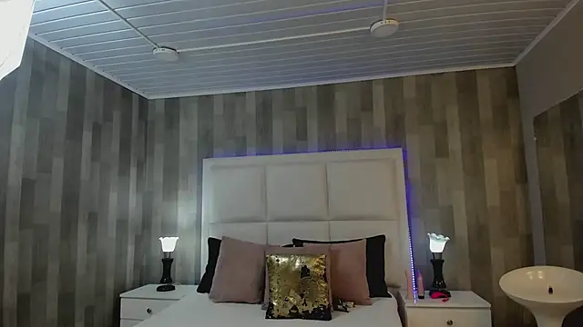 HazelMoret online show from 02.11.25