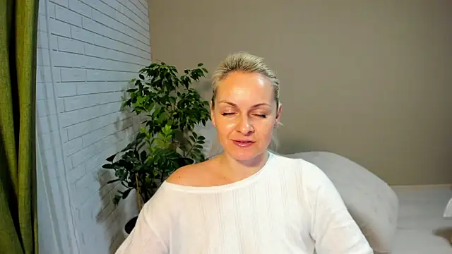 Snapshot of Alicee_Gracee chatting on 02.02.25 Alicee Gracee online show from 02.02.25