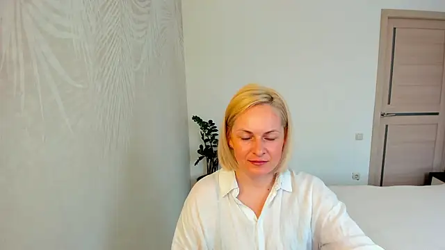 Snapshot of Alicee_Gracee chatting on 04.22.26 Alicee Gracee online show from 04.22.26