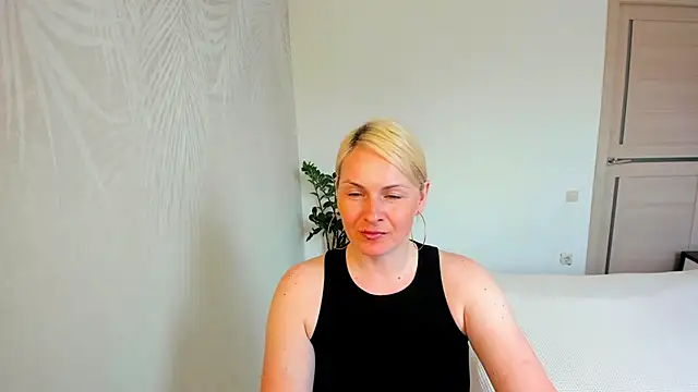 Snapshot of Alicee_Gracee chatting on 05.13.26 Alicee Gracee online show from 05.13.26
