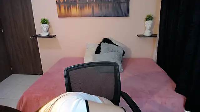 Snapshot of cristal-evanns chatting on 02.22.26 cristal-evanns online show from 02.22.26