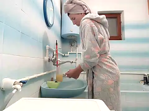 Snapshot of beaverwoman chatting on 12.19.24 beaverwoman online show from 12.19.24