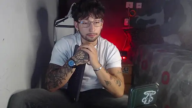 Snapshot of Dereck_Dickson chatting on 11.23.25 Dereck Dickson online show from 11.23.25