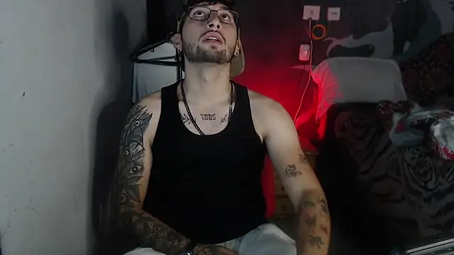 Snapshot of Dereck_Dickson chatting on 11.25.25 Dereck Dickson online show from 11.25.25