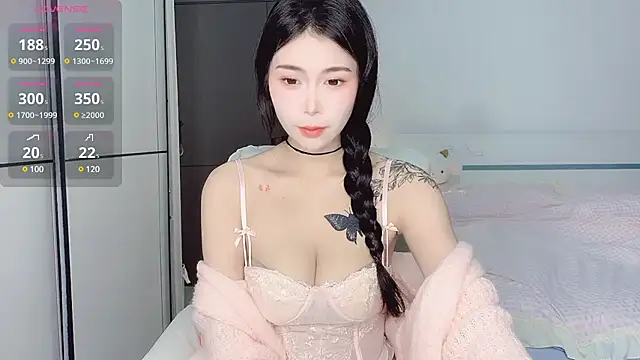 Snapshot of White-Star chatting on 12.21.24 White-Star online show from 12.21.24