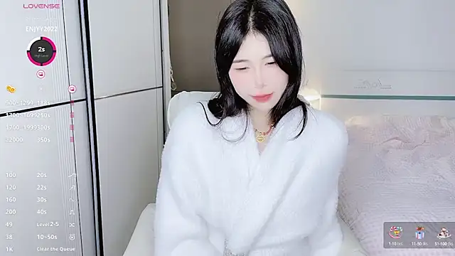 Snapshot of White-Star chatting on 02.04.25 White-Star online show from 02.04.25