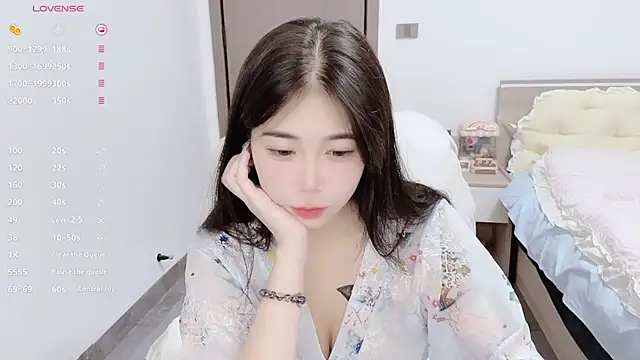 Snapshot of White-Star chatting on 10.30.25 White-Star online show from 10.30.25