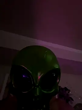 Snapshot of MaxdaBesttime chatting on 11.19.25 MaxdaBesttime online show from 11.19.25