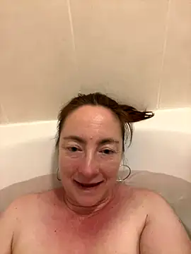 Snapshot of LouiseTswing chatting on 12.01.24 LouiseTswing online show from 12.01.24