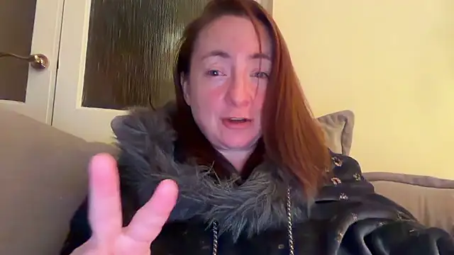 Snapshot of LouiseTswing chatting on 12.08.24 LouiseTswing online show from 12.08.24