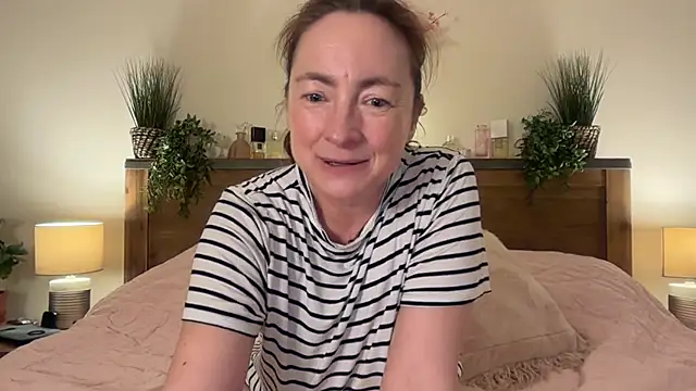 Snapshot of LouiseTswing chatting on 12.12.24 LouiseTswing online show from 12.12.24