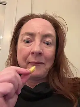 Snapshot of LouiseTswing chatting on 01.03.25 LouiseTswing online show from 01.03.25