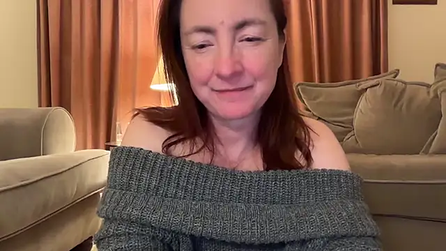 Snapshot of LouiseTswing chatting on 01.10.25 LouiseTswing online show from 01.10.25