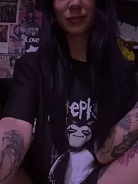 Snapshot of MissMidnightUK chatting on 02.12.26 MissMidnightUK online show from 02.12.26