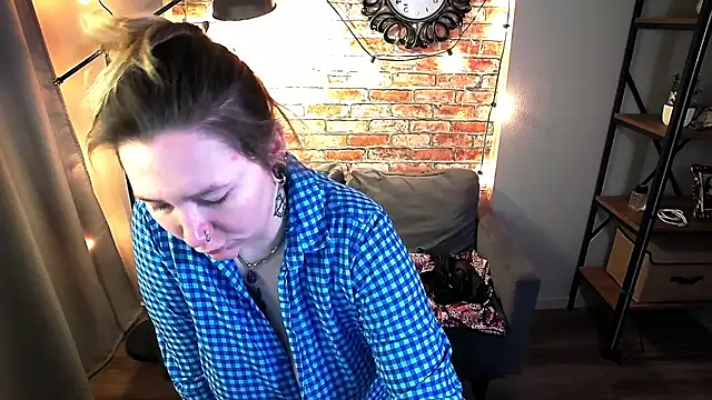 Snapshot of Ozalin_Green chatting on 10.14.25 Ozalin Green online show from 10.14.25