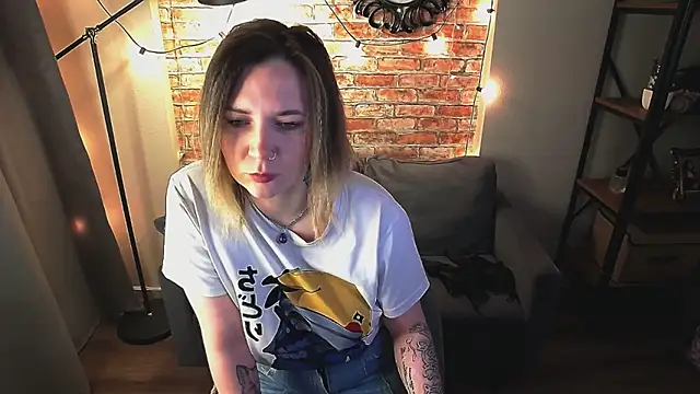 Snapshot of Ozalin_Green chatting on 10.22.25 Ozalin Green online show from 10.22.25