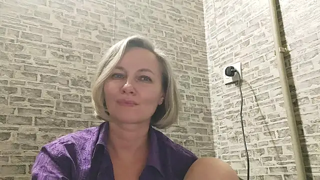 Snapshot of EdithManning chatting on 12.28.24 EdithManning online show from 12.28.24