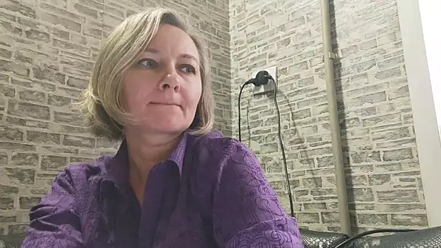 Snapshot of EdithManning chatting on 12.29.24 EdithManning online show from 12.29.24