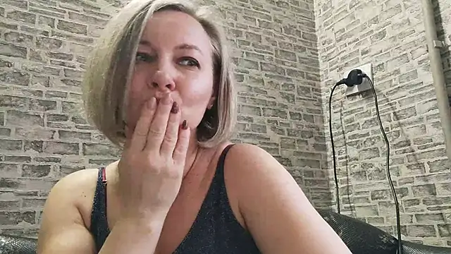 Snapshot of EdithManning chatting on 01.05.25 EdithManning online show from 01.05.25