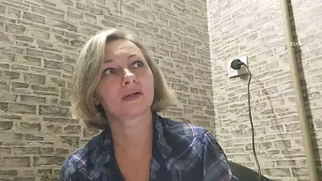 Snapshot of EdithManning chatting on 01.08.25 EdithManning online show from 01.08.25