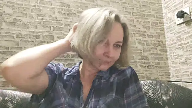 Snapshot of EdithManning chatting on 01.09.25 EdithManning online show from 01.09.25