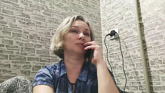 Snapshot of EdithManning chatting on 01.10.25 EdithManning online show from 01.10.25