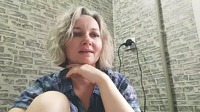 Snapshot of EdithManning chatting on 01.13.25 EdithManning online show from 01.13.25