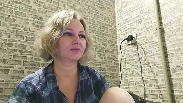 Snapshot of EdithManning chatting on 01.14.25 EdithManning online show from 01.14.25