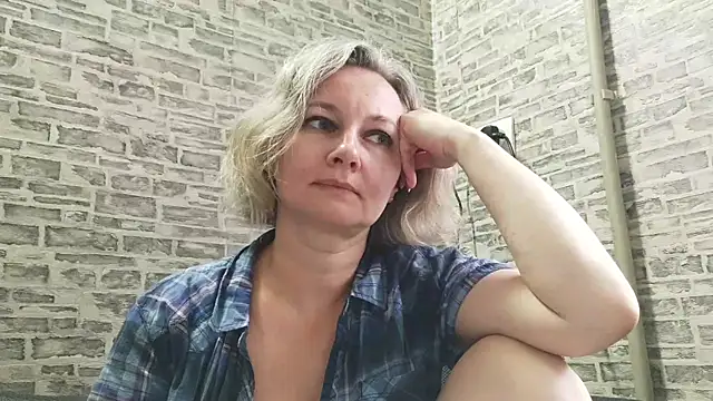 Snapshot of EdithManning chatting on 01.14.25 EdithManning online show from 01.14.25