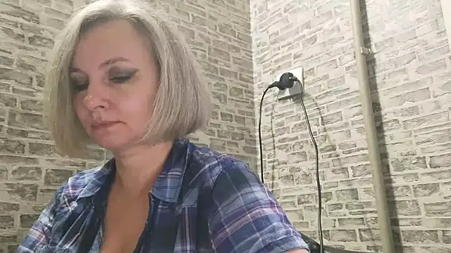 Snapshot of EdithManning chatting on 01.21.25 EdithManning online show from 01.21.25