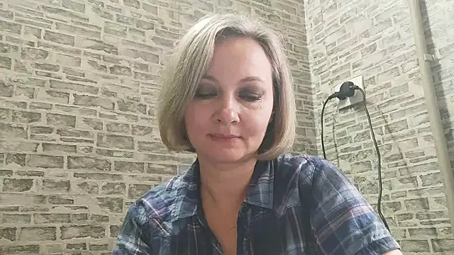 Snapshot of EdithManning chatting on 01.22.25 EdithManning online show from 01.22.25