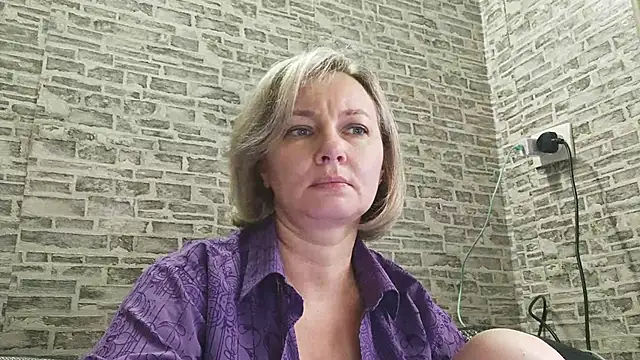 Snapshot of EdithManning chatting on 02.01.25 EdithManning online show from 02.01.25