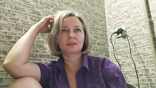 Snapshot of EdithManning chatting on 02.01.25 EdithManning online show from 02.01.25