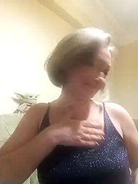 Snapshot of EdithManning chatting on 02.03.25 EdithManning online show from 02.03.25