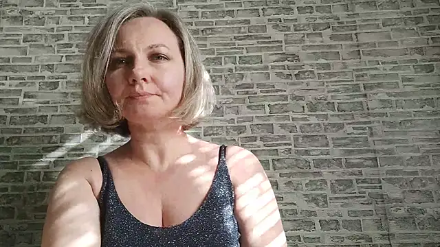 Snapshot of EdithManning chatting on 03.01.25 EdithManning online show from 03.01.25