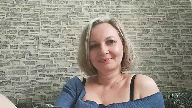 Snapshot of EdithManning chatting on 03.10.25 EdithManning online show from 03.10.25