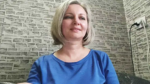 Snapshot of EdithManning chatting on 03.11.25 EdithManning online show from 03.11.25