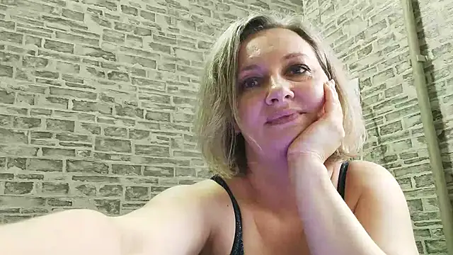 Snapshot of EdithManning chatting on 03.17.25 EdithManning online show from 03.17.25