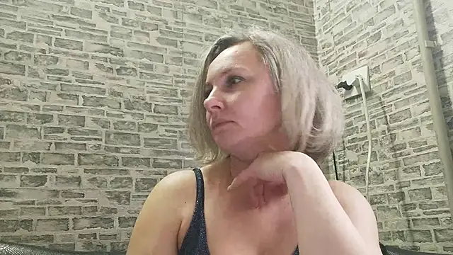 Snapshot of EdithManning chatting on 03.17.25 EdithManning online show from 03.17.25