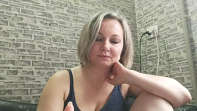 Snapshot of EdithManning chatting on 03.18.25 EdithManning online show from 03.18.25