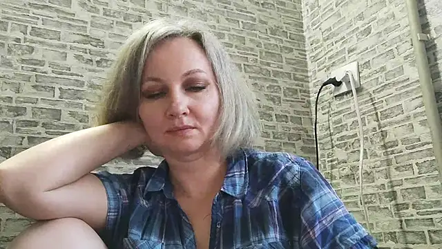 Snapshot of EdithManning chatting on 03.19.25 EdithManning online show from 03.19.25