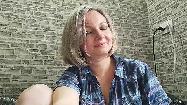 Snapshot of EdithManning chatting on 03.21.25 EdithManning online show from 03.21.25